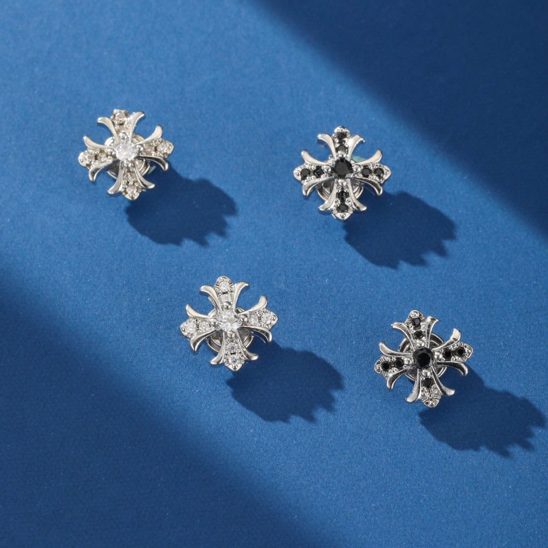 Une boucle d'oreille homme Éclat Royal portée, mettant en évidence le système magnétique et l'éclat des zircons.