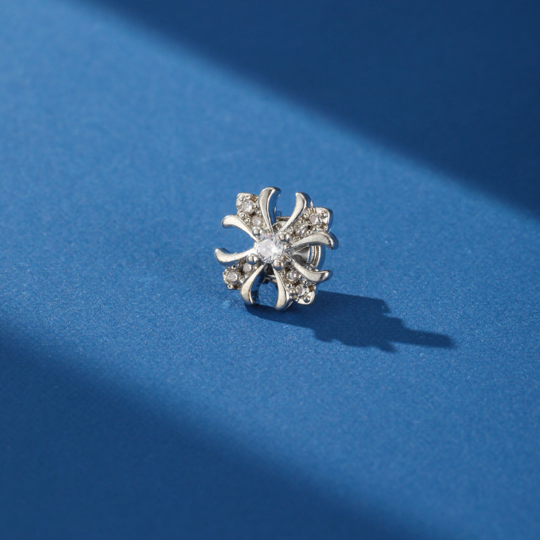 Les boucles d'oreilles Éclat Royal en acier inoxydable présentées dans leur écrin Moment Ici, cadeau idéal pour homme.