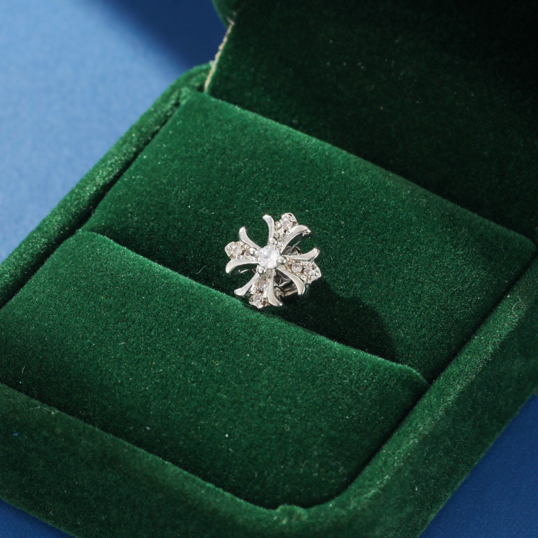 Ensemble de boucles d'oreilles magnétiques Éclat Royal pour homme, avec leur éclat incomparable et leur résistance.