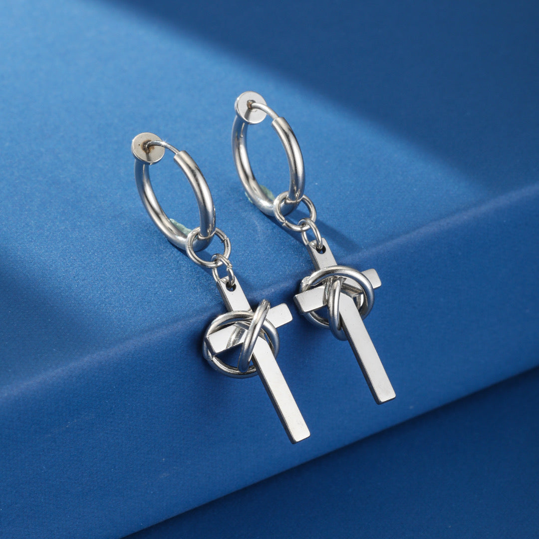 Boucle d'oreille homme seule en acier inoxydable avec un design contemporain, croix mate et anneau lisse.