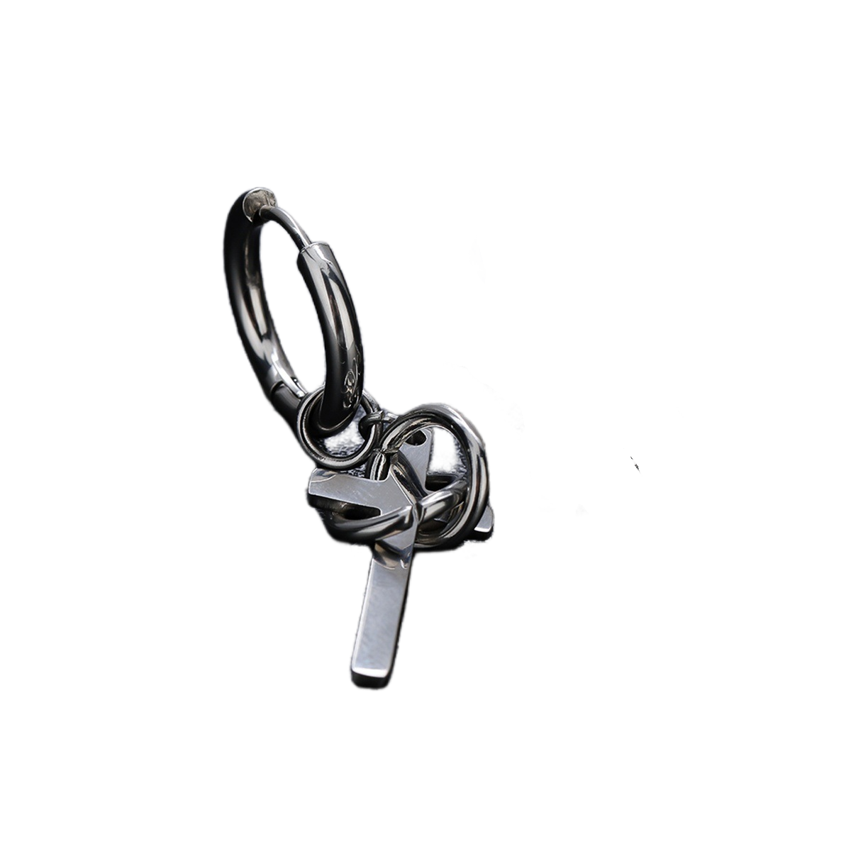 Vue détaillée d'une boucle d'oreille homme en acier inoxydable 316L hypoallergénique, avec une croix et un anneau lisse.