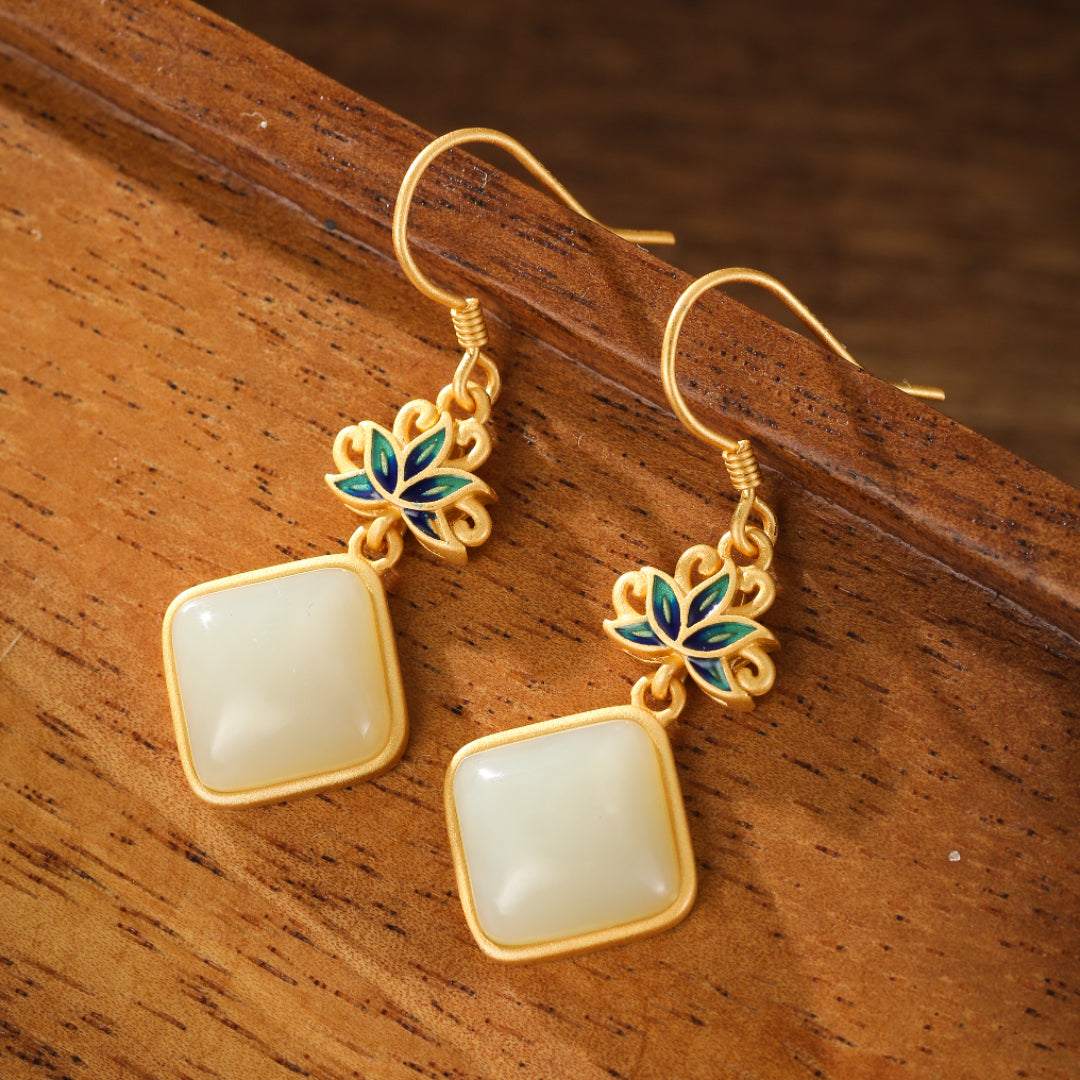 Boucles d'Oreilles Jade Blanc – Éveil Lotus Bleu, Argent Plaqué Or