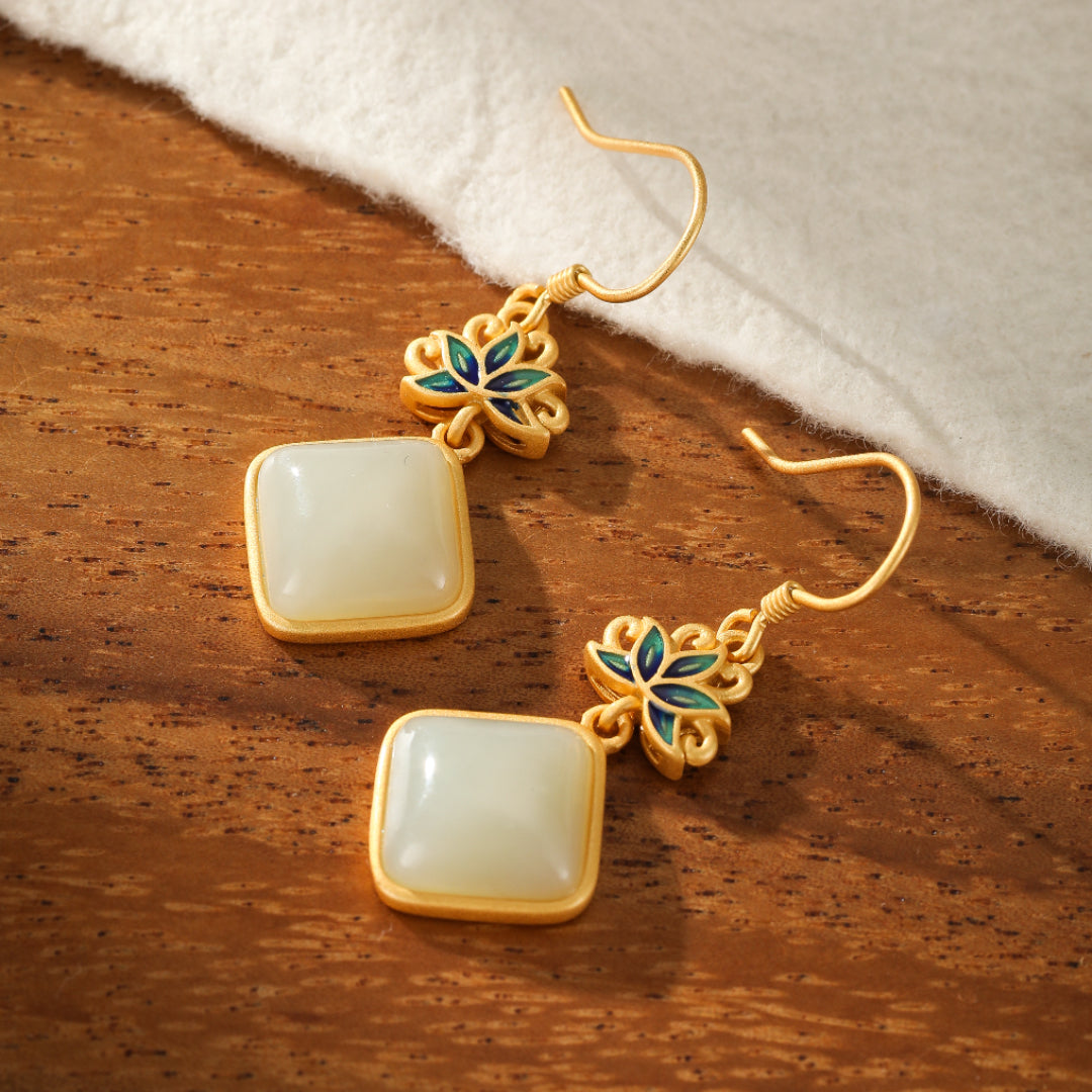 Boucles d'Oreilles Jade Blanc – Éveil Lotus Bleu, Argent Plaqué Or
