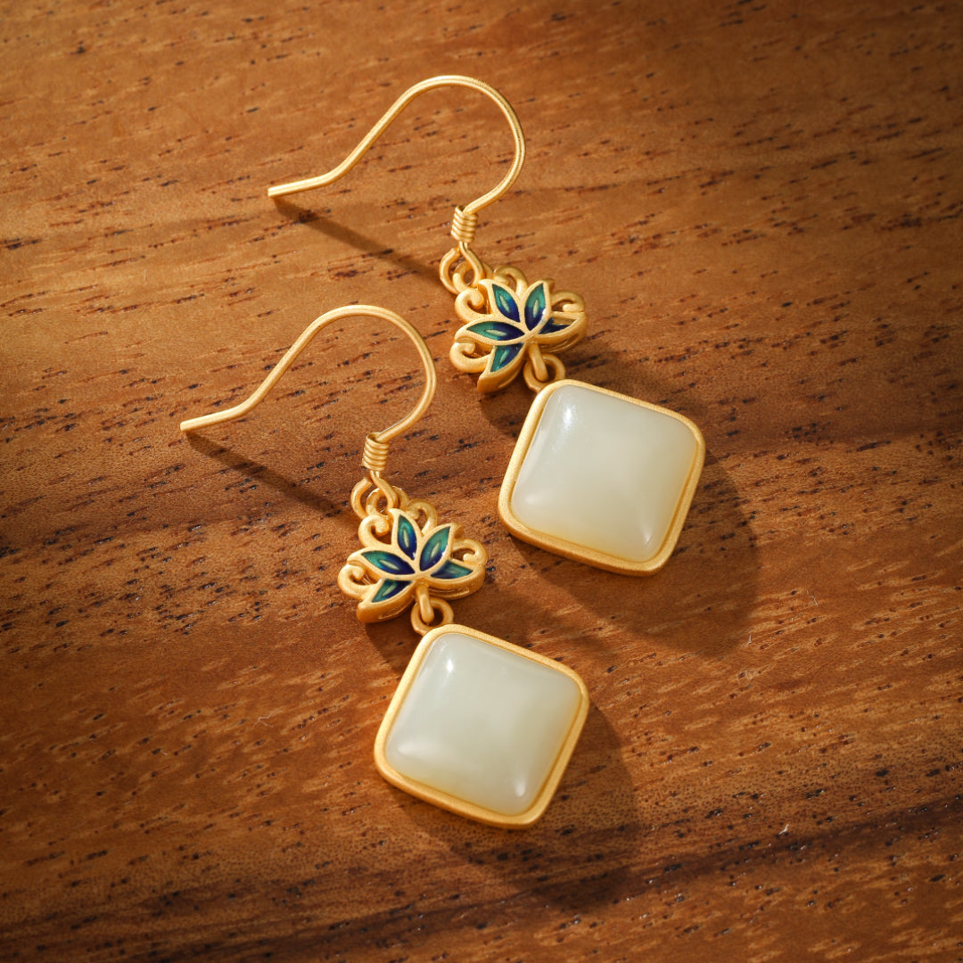 Boucles d'Oreilles Jade Blanc – Éveil Lotus Bleu, Argent Plaqué Or