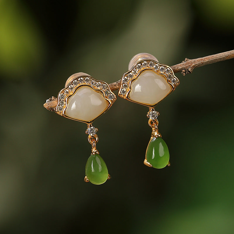 Boucles d'oreilles pendantes en plaqué or avec un jade vert en forme de goutte et un motif de nuage orné de zircons.