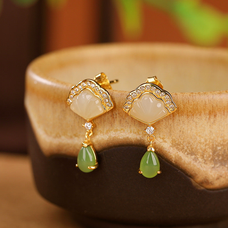 Boucles d'oreilles pendantes en jade vert et nacre blanche, ornées de zircons cubiques et montées sur une structure en argent plaqué or en forme d'éventail.