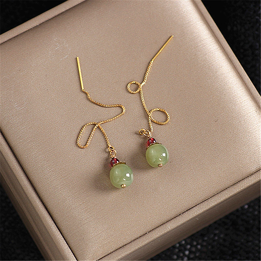 Boucles d’oreilles fil d'argent plaqué or avec perles rondes de jade vert pâle et petites perles rouges, style fruit.