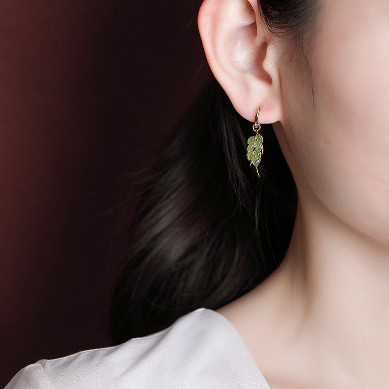Boucles d'Oreilles Jade – Feuilles de Sérénité, Argent Plaqué Or