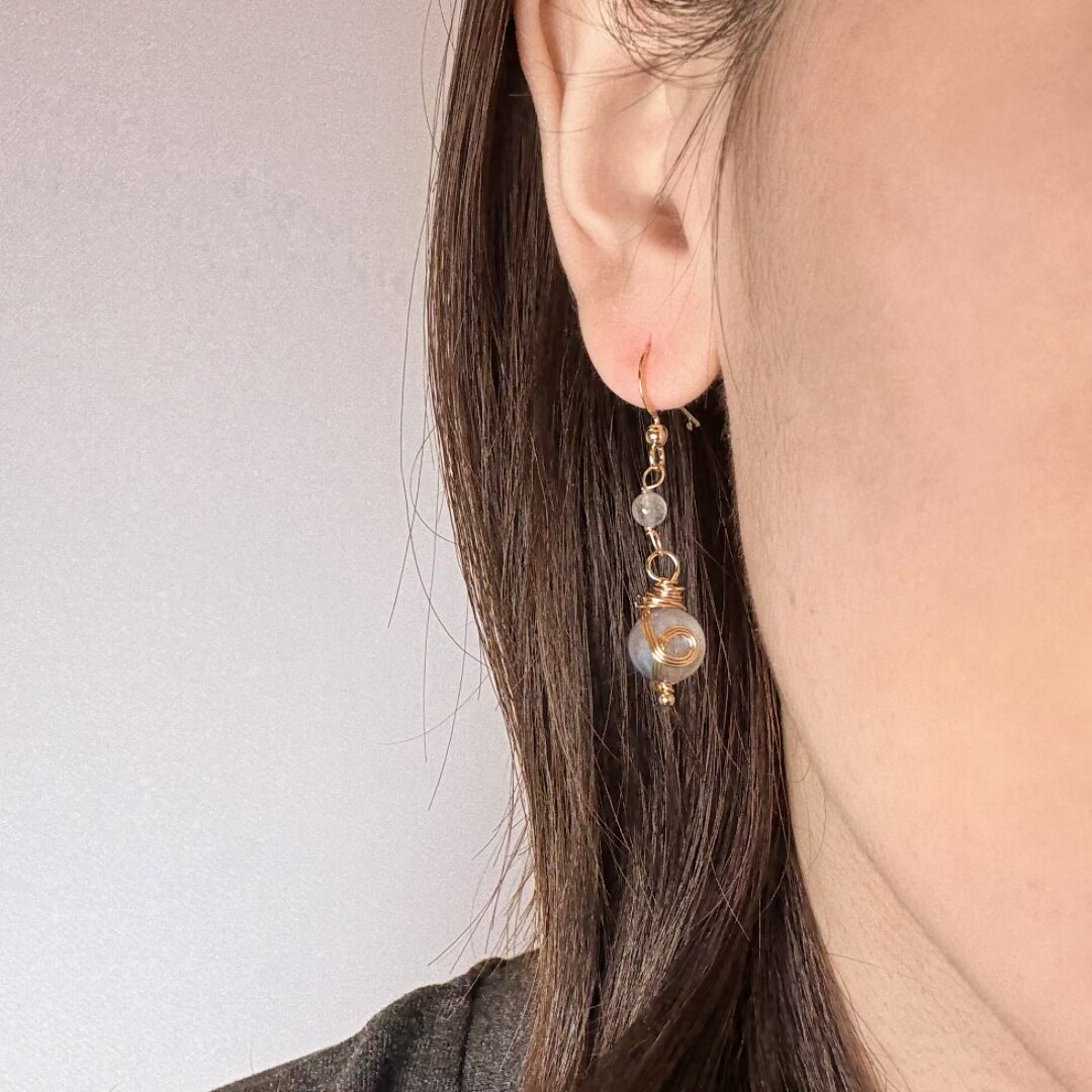 Boucle d'oreille plaqué or avec une perle ronde en labradorite et des petites perles grises, design Étoile du Soir