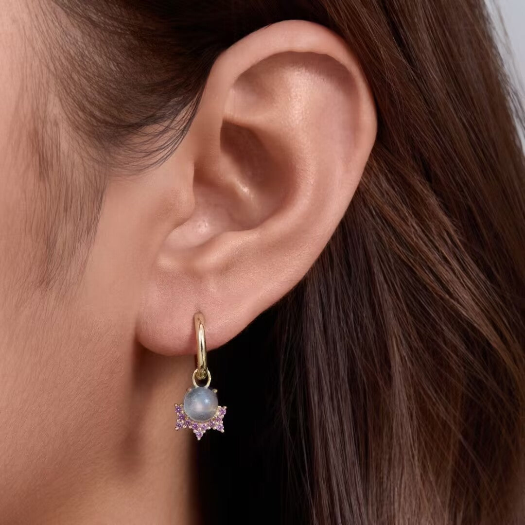 Boucle d'oreille Meow plaqué or avec une pierre de lune bleue et des petites pierres roses en forme d'étoile.