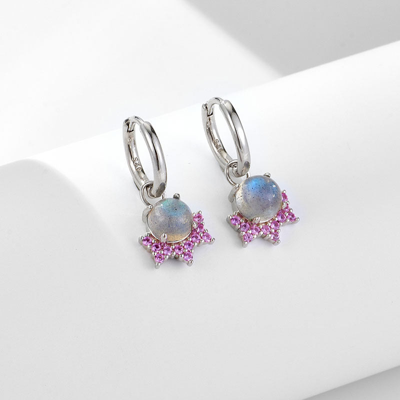 Boucles d’oreilles en argent plaqué or ornées de labradorite centrale et de petites pierres roses formant une étoile.