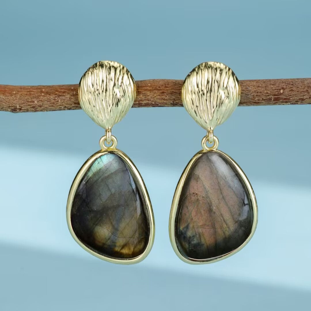 Paire de boucles d'oreilles "Souffle de la Terre" avec des pierres de labradorite aux reflets irisés, montées sur un métal doré texturé.