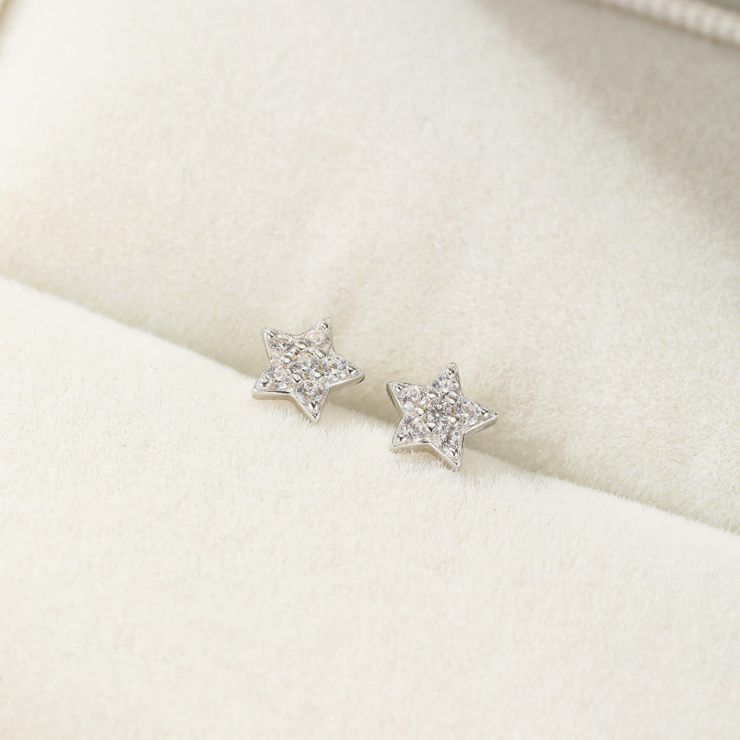 Boucles d’oreilles Lumière Céleste en argent 925, ornées de cristaux étincelants formant des étoiles.