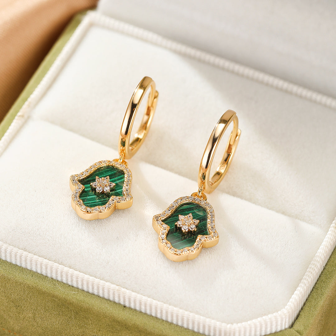 Paire de boucles d'oreilles pendantes en argent plaqué or ornées d'une Main de Fatma en malachite sertie d'une petite étoile de zircons cubiques.