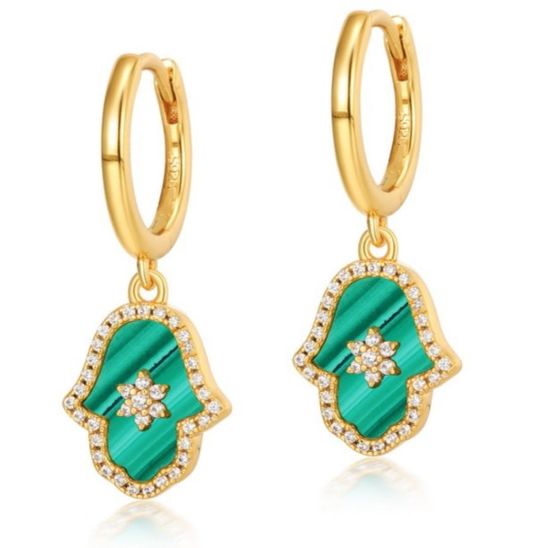 Paire de boucles d'oreilles créoles en argent plaqué or ornées d'une main de Fatma en malachite sertie de cristaux étincelants et d'une étoile au centre.