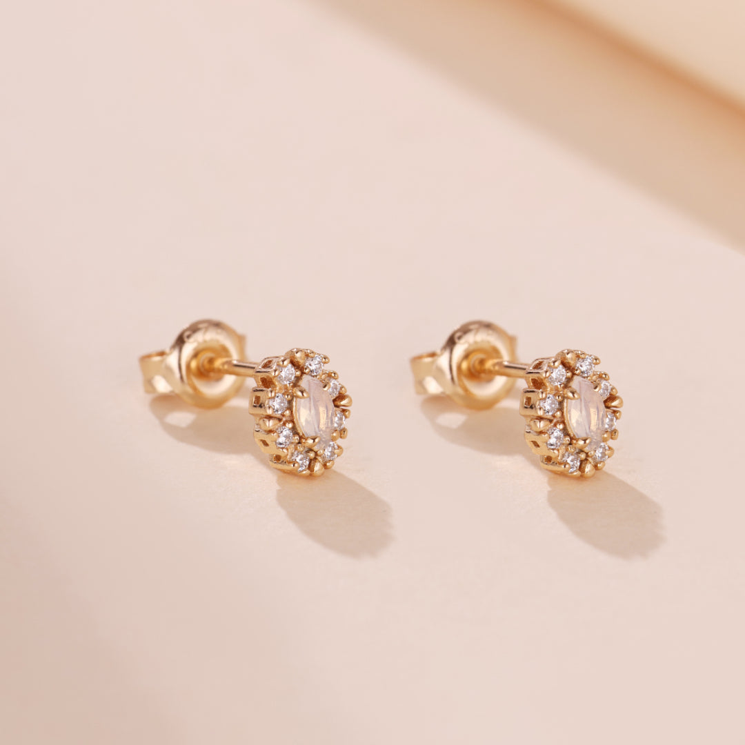 Boucles d'Oreilles Opale Blanche – Brume Étoilée, Argent Plaqué Or