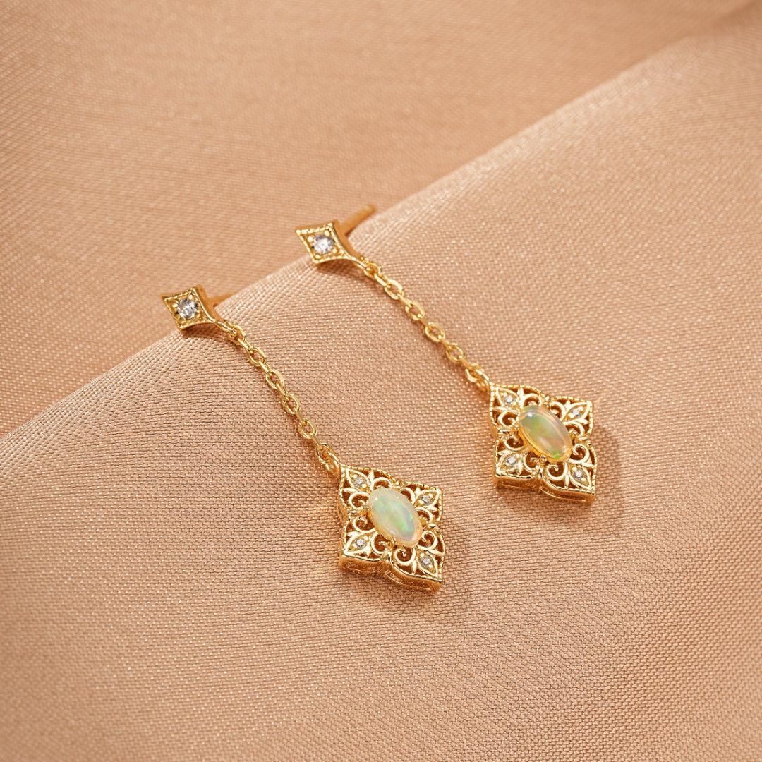 Boucles d'oreilles pendantes en plaqué or 10K avec opales et diamants, style bohème.