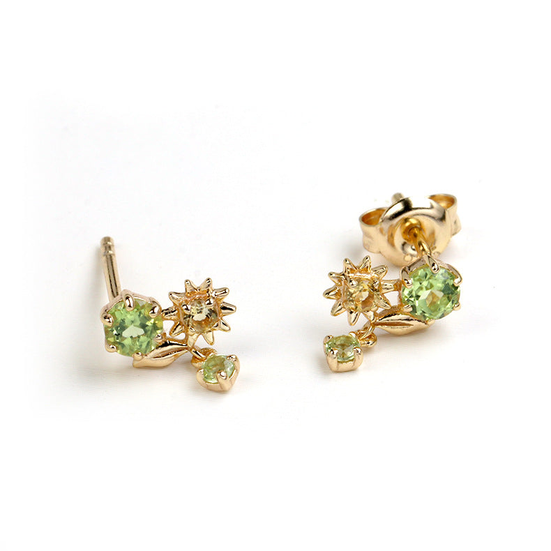 Paire de boucles d'oreilles en argent plaqué or ornées de péridots verts et de citrines jaunes, en forme de fleur ensoleillée.