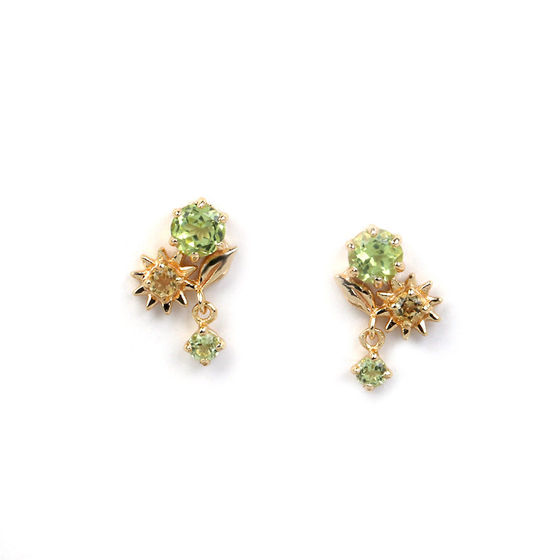 Paire de boucles d'oreilles en argent plaqué or serties de péridot et de citrine, inspirées par le motif d'une fleur ensoleillée.