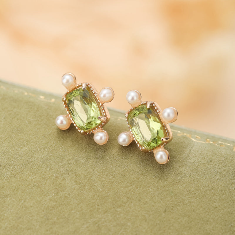 Boucles d'oreilles carrées en argent plaqué or ornées de péridots verts et de petites perles nacrées.