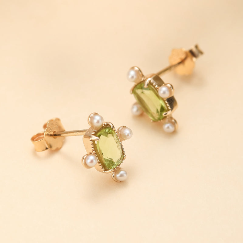 Boucles d'oreilles carrées en argent plaqué or ornées d'une pierre centrale péridot et de quatre petites perles blanches.