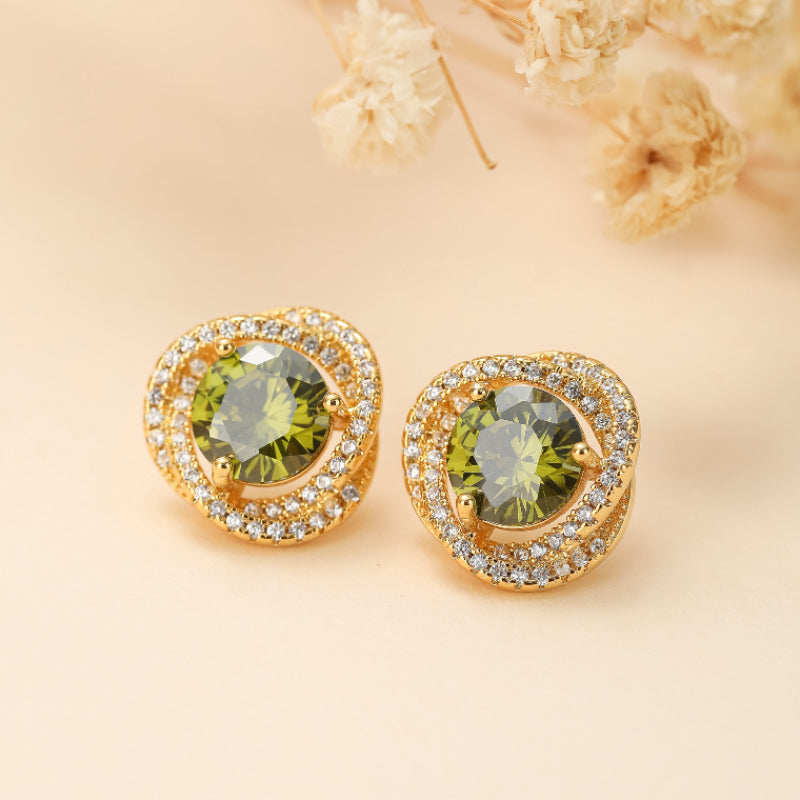 Paire de boucles d'oreilles rondes en péridot avec une monture torsadée en or et pavée de petits diamants.
