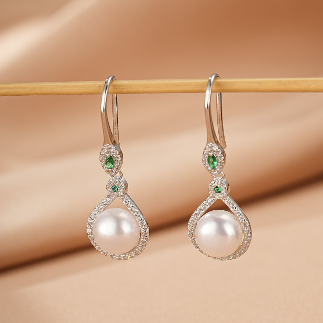 Boucles d’oreilles pendantes en argent 925 ornées de perles blanches et d'émeraudes, de style Elegancia.
