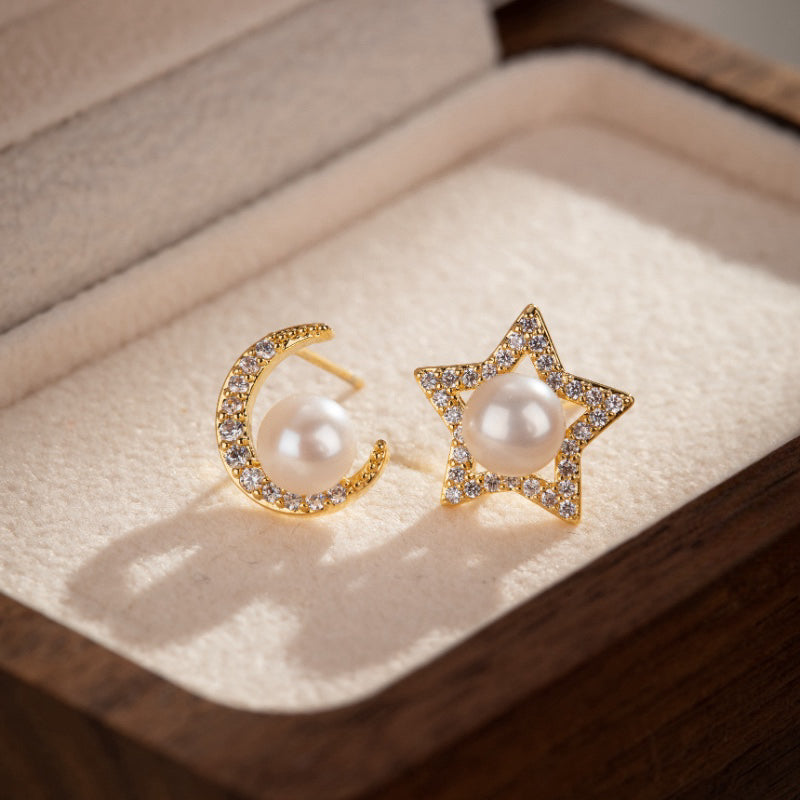Boucles d'oreilles en plaqué or en forme d'étoile et de croissant de lune ornées de perles et de zircons brillants.