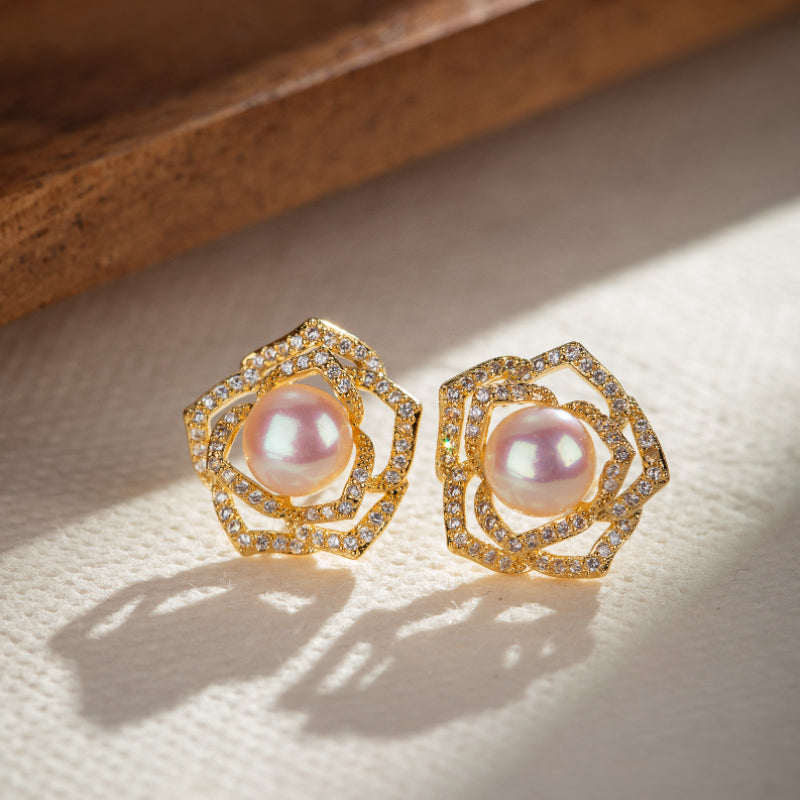 Boucles d'oreilles en forme de rose en argent plaqué or serties de perles roses et de cristaux.