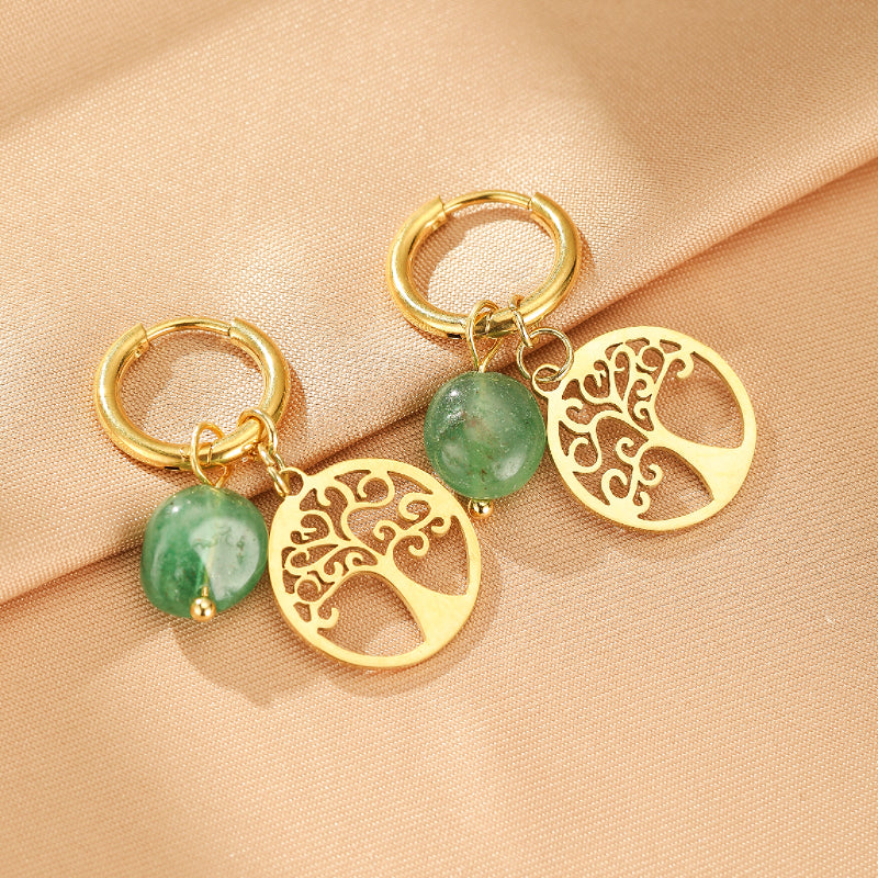 Boucles d'oreilles plaqué or ornées de pierres vertes naturelles et de pendentifs Arbre de Vie, symbolisant la vie sereine et le style bohème.