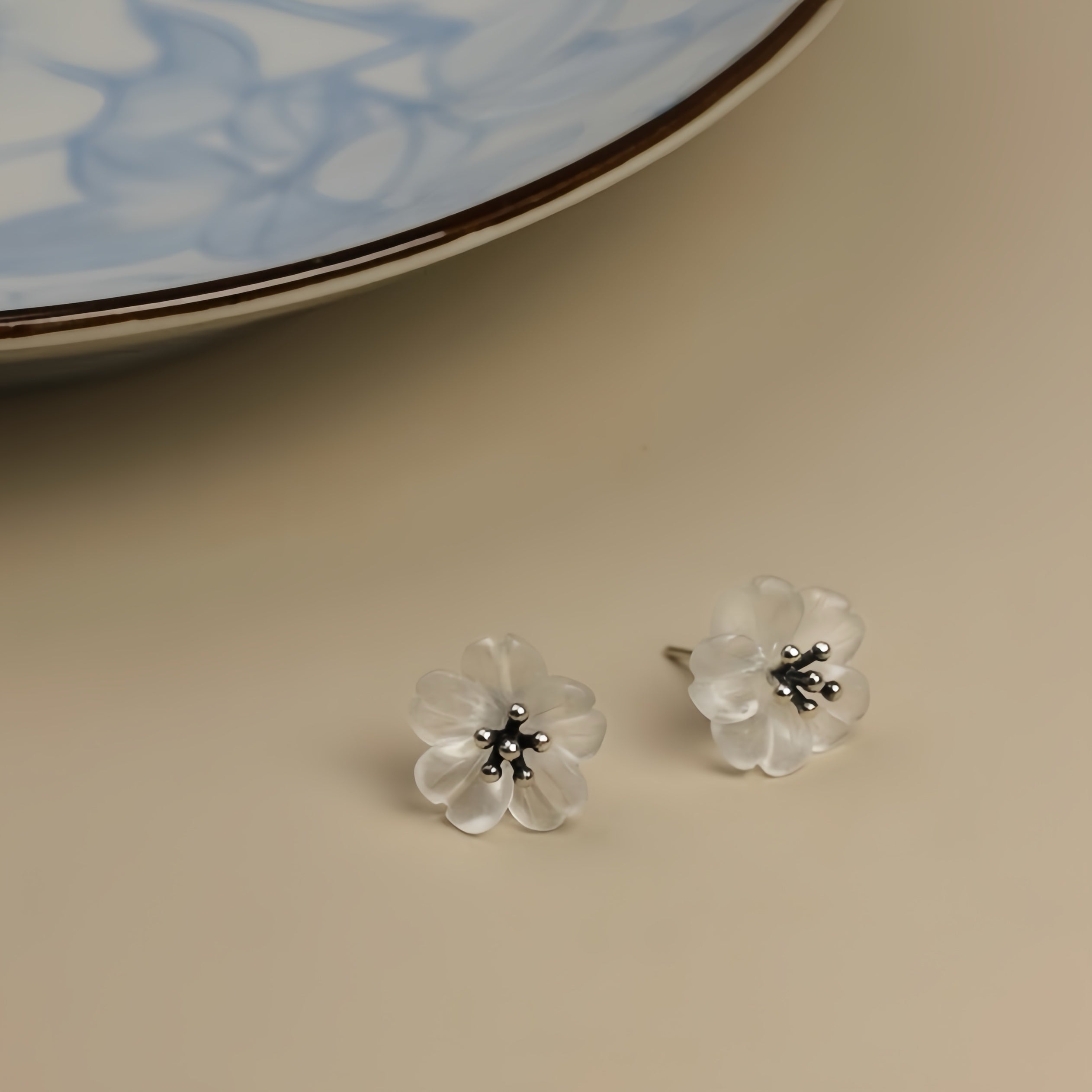Boucles d'Oreilles Quartz Clair – Fleur de Tranquillité, Argent Plaqué Or