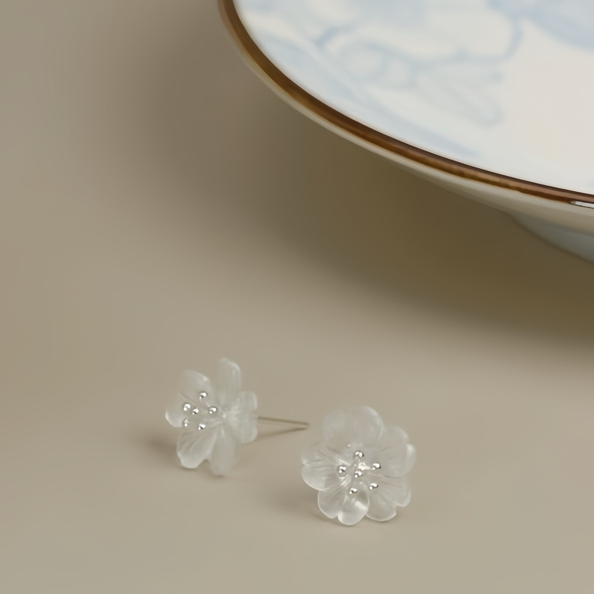 Boucles d'Oreilles Quartz Clair – Fleur de Tranquillité, Argent Plaqué Or