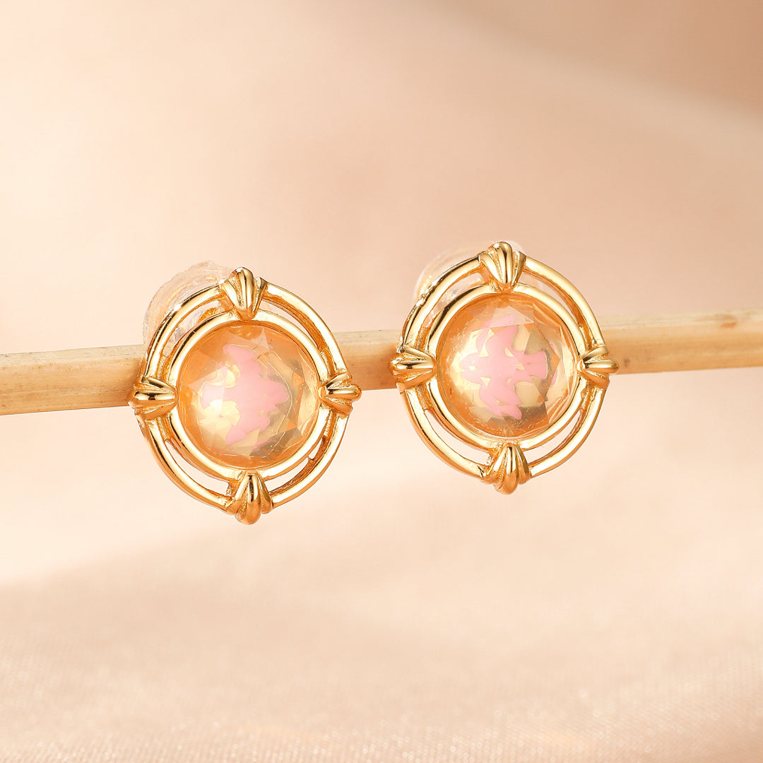 Paire de boucles d'oreilles Aura Radieuse en quartz rose et argent plaqué or 10K, avec des pierres rondes roses et un cadre doré aux détails travaillés.