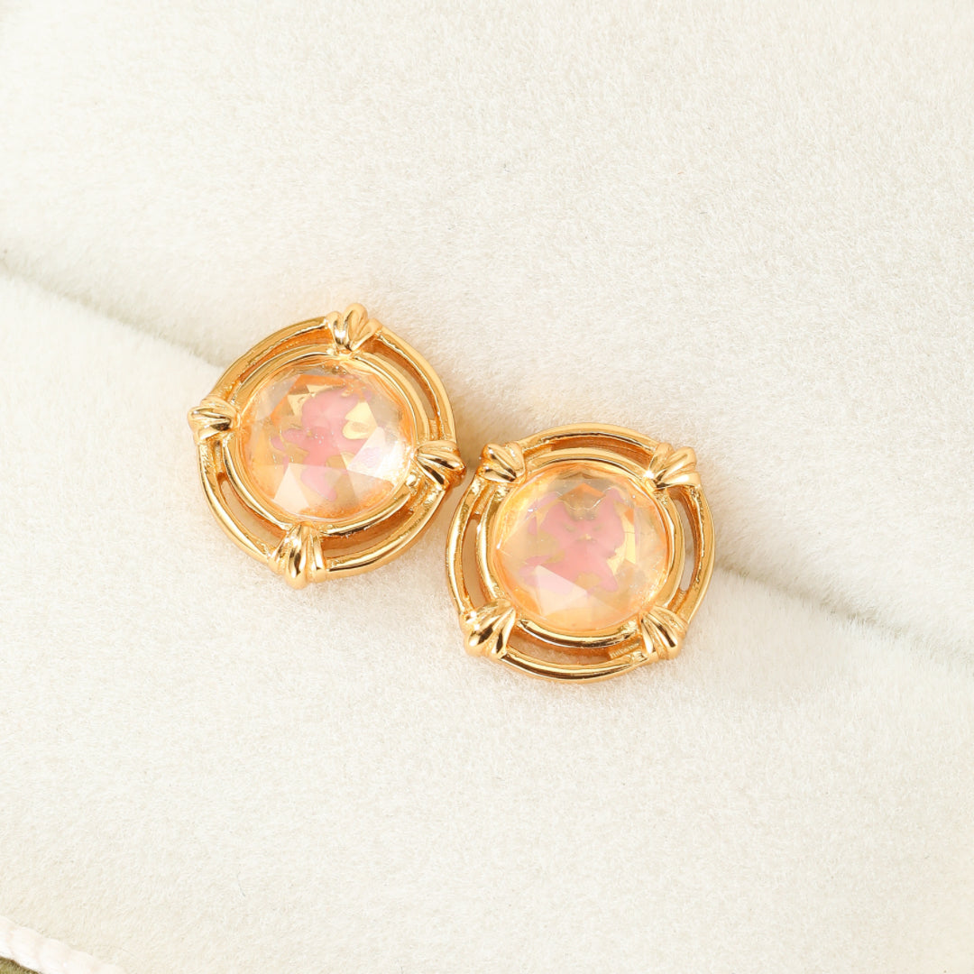 Paire de boucles d'oreilles plaquées or 10K ornées de pierres de quartz rose rondes et facettées dans un cadre carré texturé.