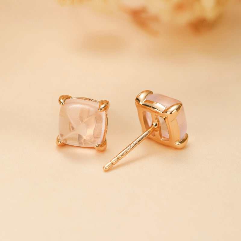 Boucles d'oreilles carrées en quartz rose clair serties sur une monture en argent plaqué or, sur fond neutre.