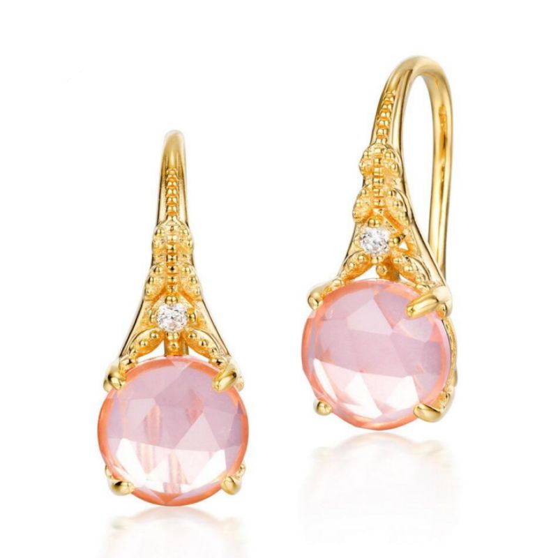 Boucles d'oreilles pendantes en argent plaqué or avec une pierre de quartz rose ronde taillée et un petit diamant sur le fermoir.