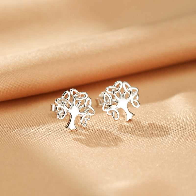 Paire de boucles d'oreilles "Racines Éternelles" en argent 925, motif arbre de vie stylisé, sur fond satiné.