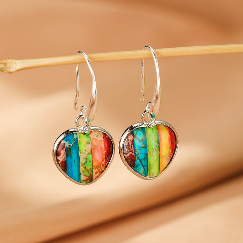 Paires de boucles d'oreilles cœur en pierre naturelle multicolore, montées sur des crochets argentés