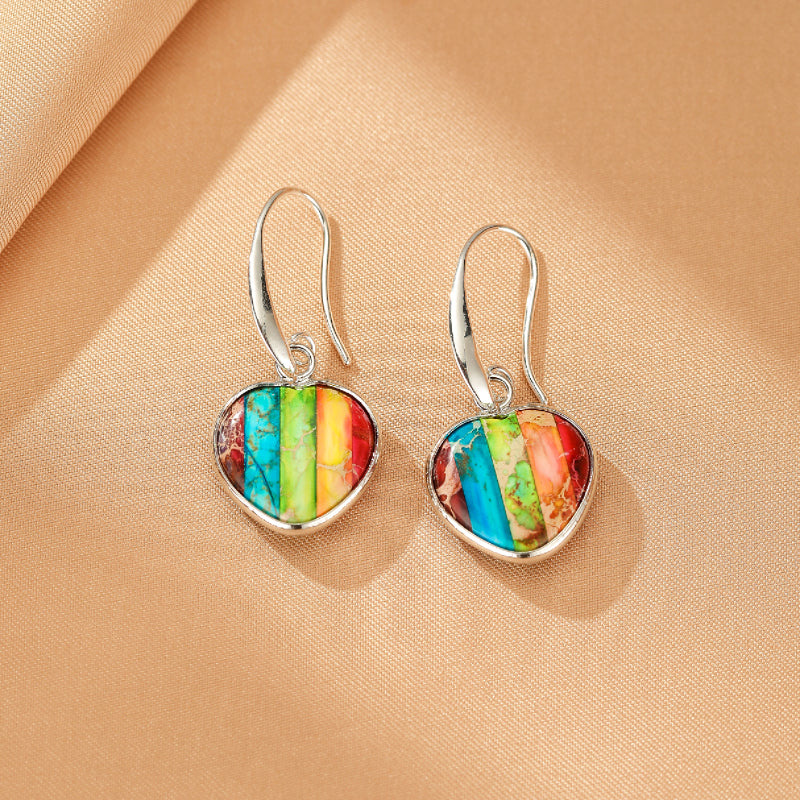 Paire de boucles d'oreilles en forme de cœur, serties de pierres naturelles multicolores rayées et d'un fermoir argenté.