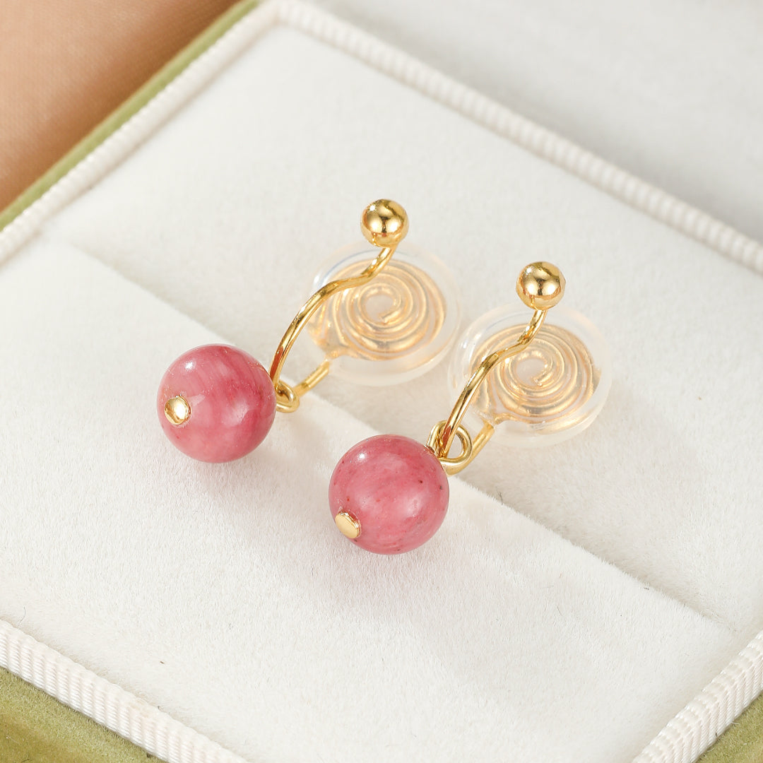 Boucles d’oreilles clip en rhodonite rose avec fermoir en spirale doré et perle dorée intégrée