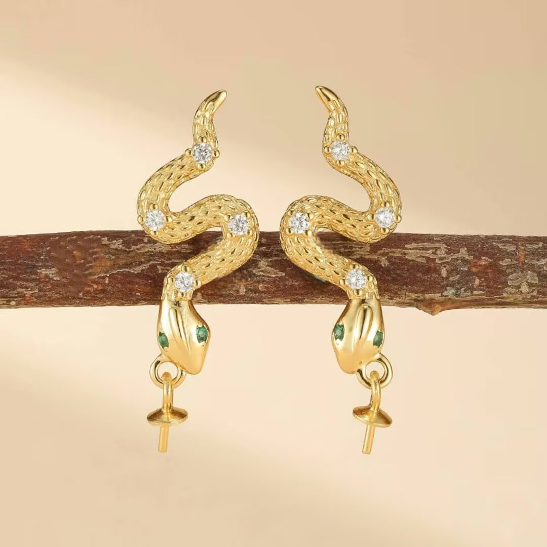 Paire de boucles d'oreilles serpent en argent 925, ornées de zircons blancs et d'yeux en émeraude, avec des supports pour perles.
