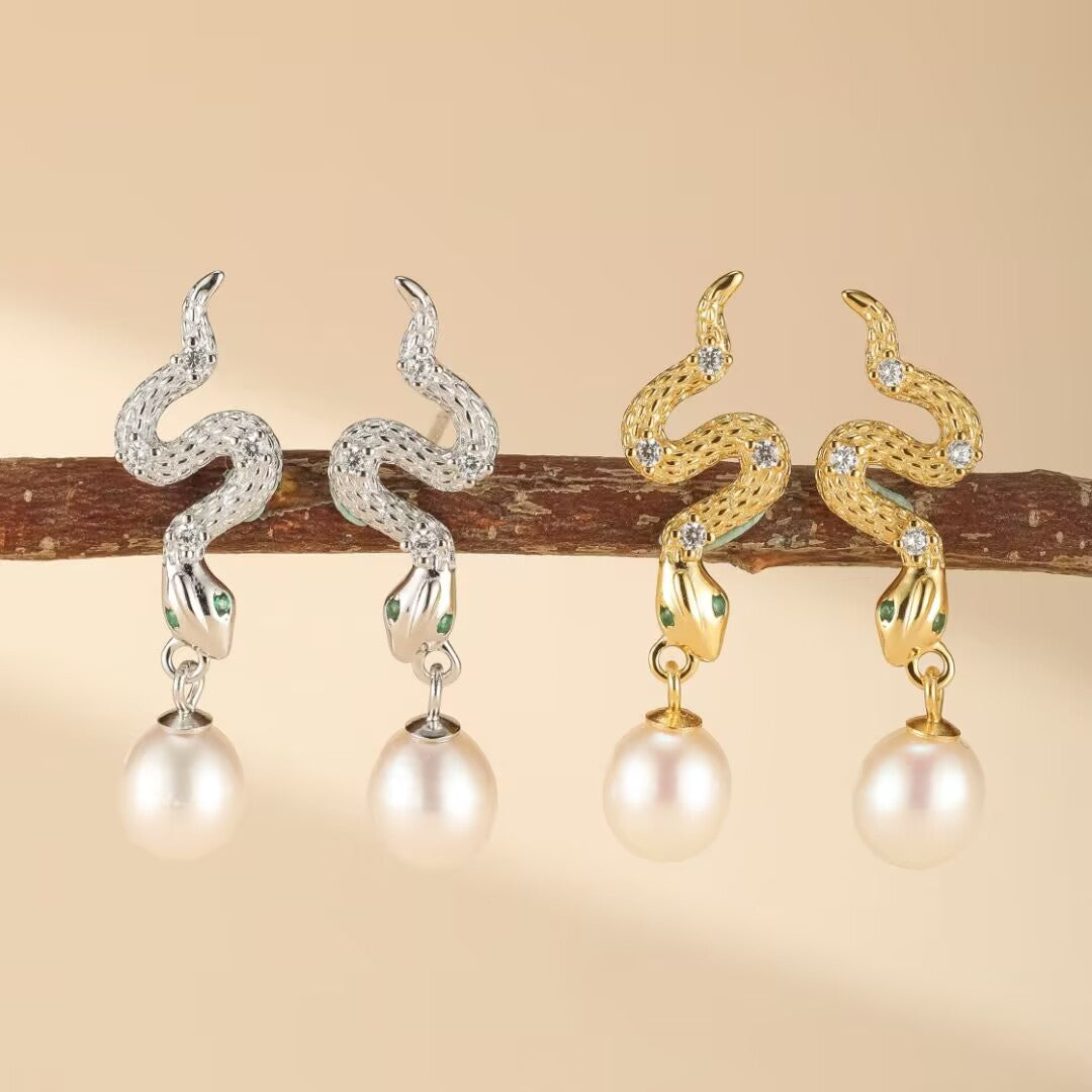 Deux paires de boucles d'oreilles serpent en argent 925, ornées de perles blanches et de petits zircons verts sur les yeux.