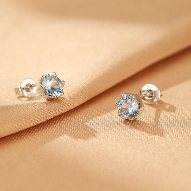 Paire de boucles d'oreilles Topaze Argent « Souffle Cristallin » avec pierres bleues claires hexagonales serties sur argent.
