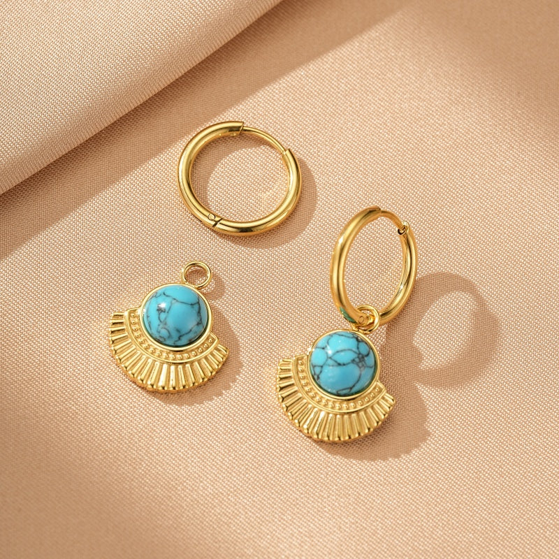 Boucles d'oreilles minimalistes en plaqué or avec une pierre turquoise ronde et un pendentif éventail texturé.