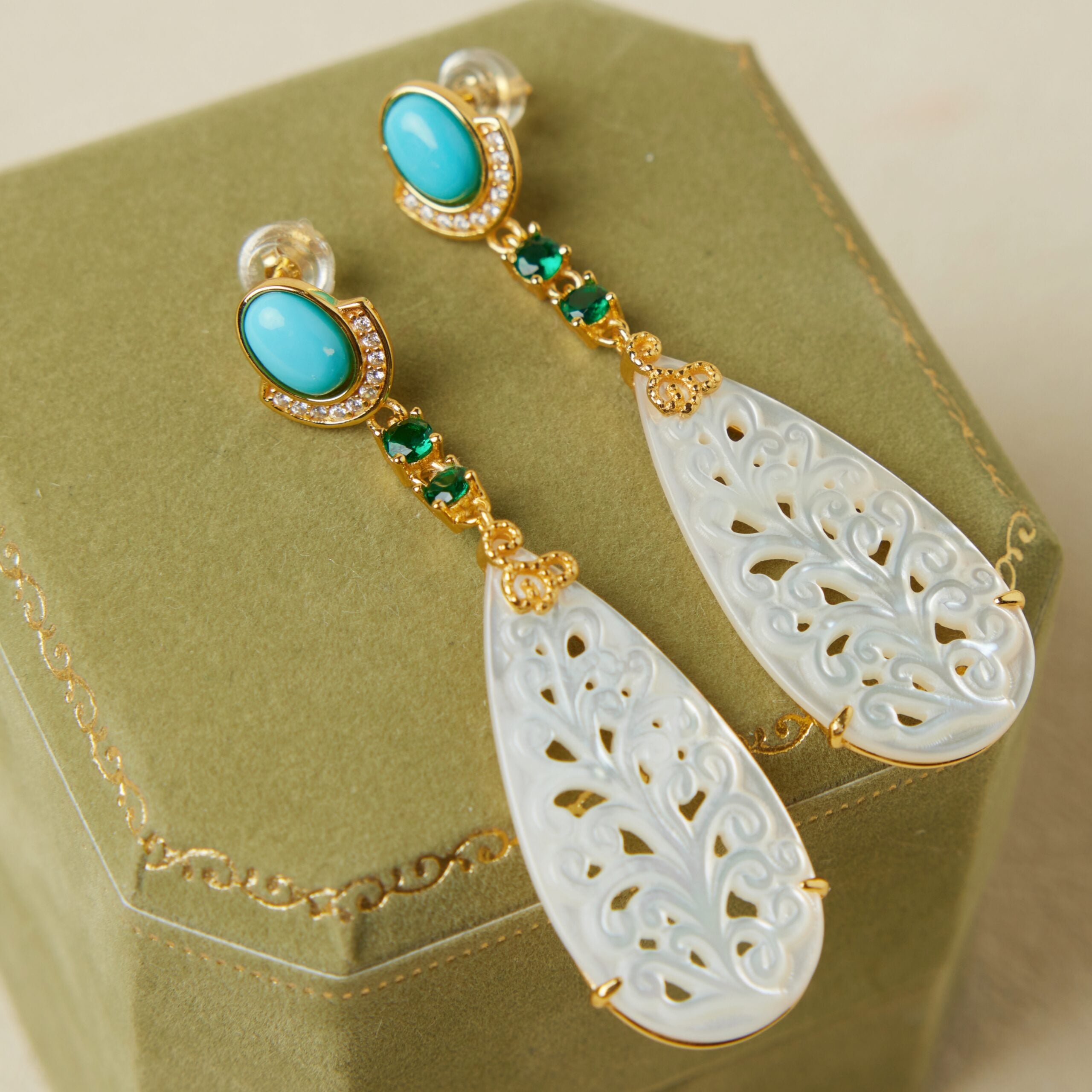 Boucles d'Oreilles Turquoise et Nacre – Élégance Équilibre, Argent Plaqué Or