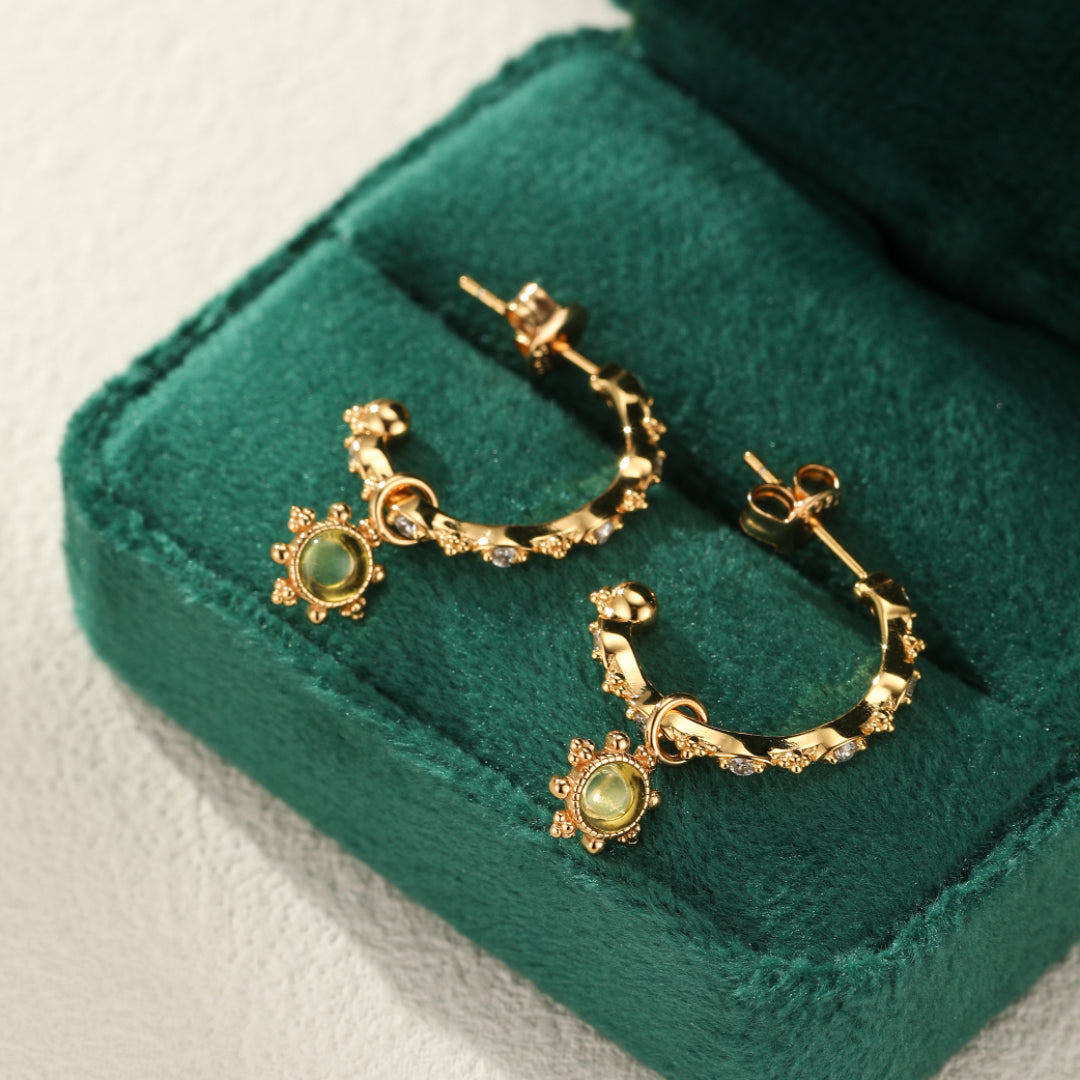 Boucles d’Oreilles Créoles Péridot – Lumière d’Olivine, Argent Plaqué Or