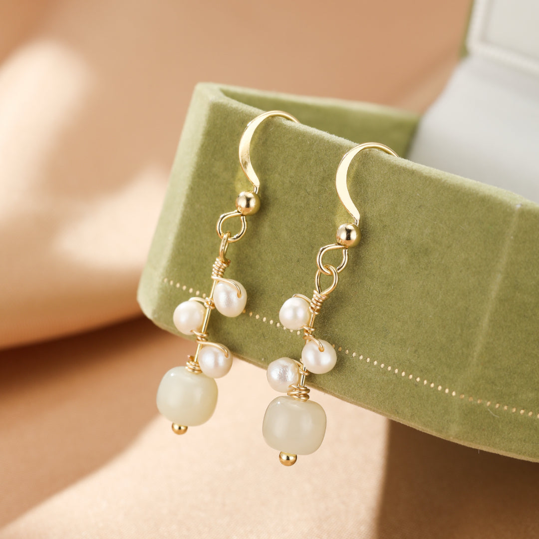 Boucles d’Oreilles Jade Néphrite et Perles – Élégance Naturelle