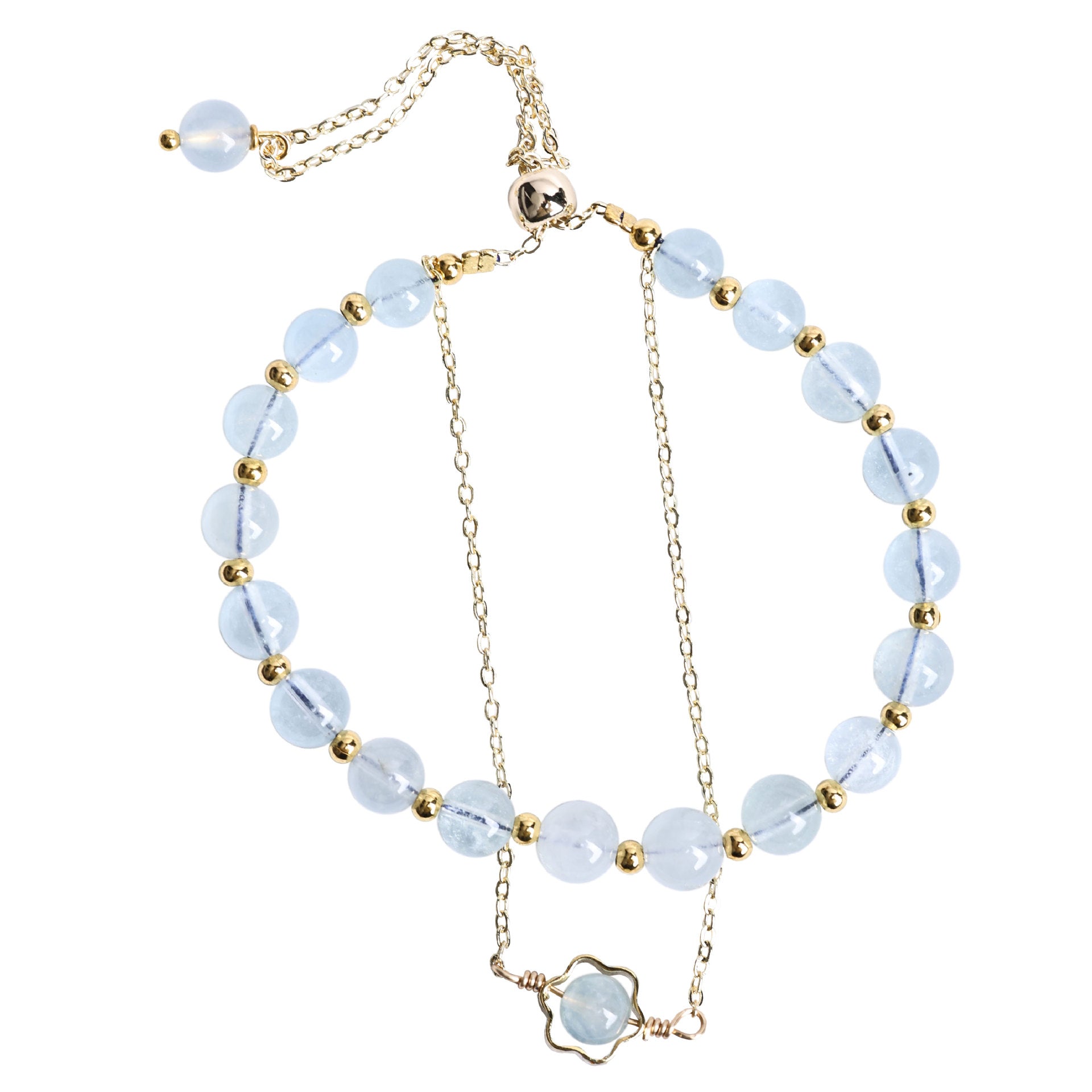 Bracelet en aigue-marine avec des perles bleues claires et des accents dorés, un pendentif en forme de fleur avec une perle d'aigue-marine au centre.