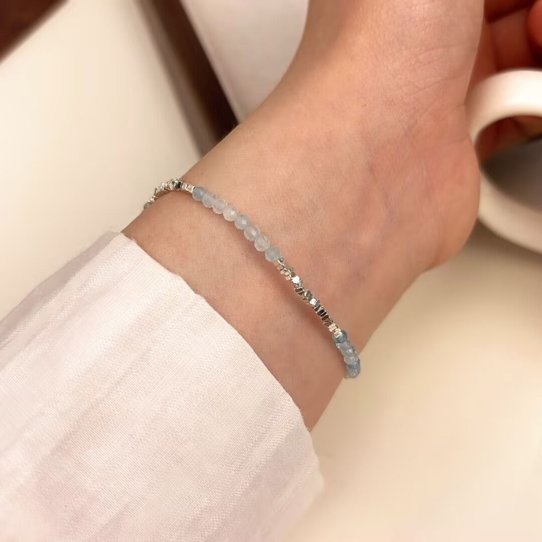 Bracelet cheville délicat en aigue-marine naturelle et argent 925, modèle 'Brume Matinale'.
