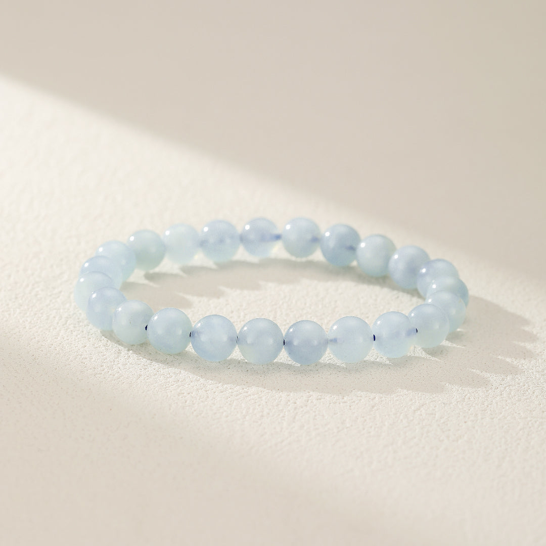 Magnifique bracelet en aigue marine naturelle, chaque pierre unique avec sa nuance subtile, symbolisant la sérénité.